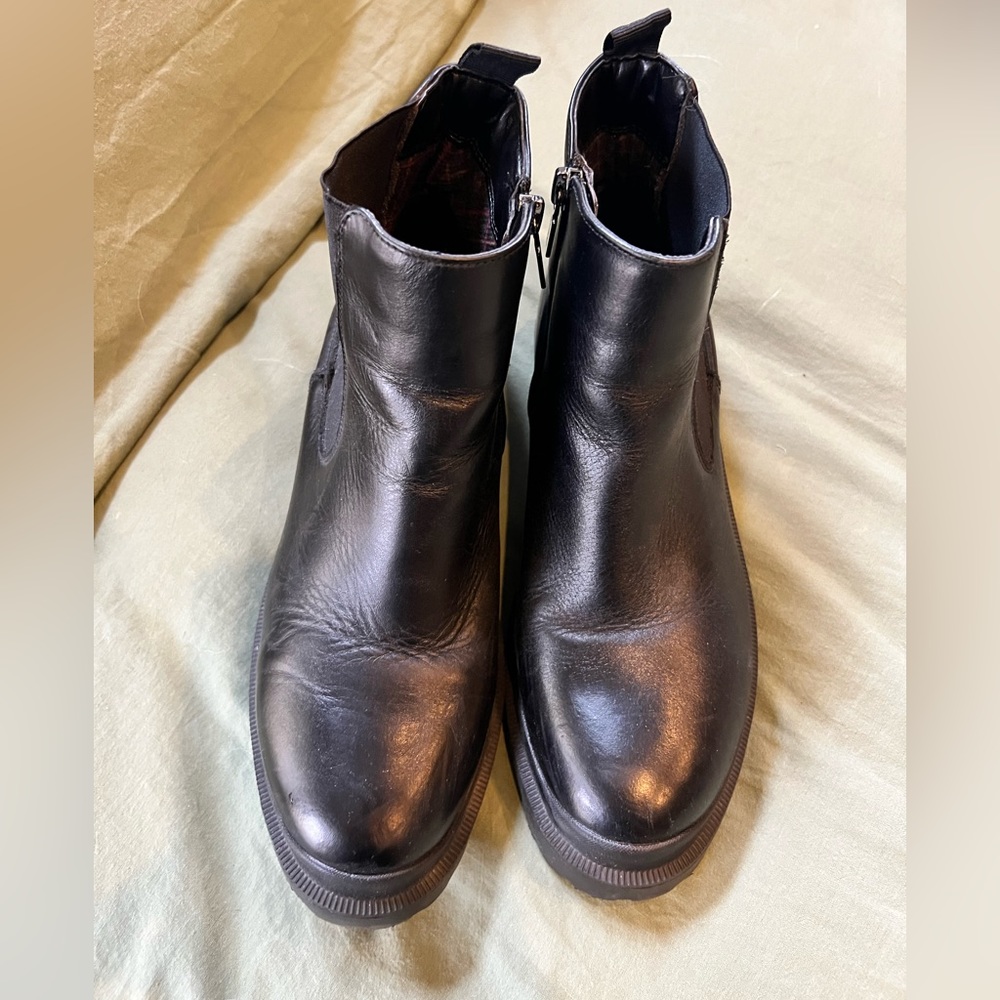 Blondo waterproof leather booties size 9